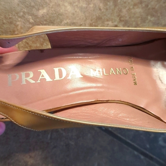 Prada sling back patent leather Kitten heels. - Picture 4 of 7